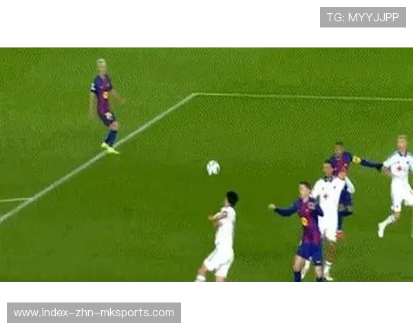 巴萨右路快速传导，拉菲尼亚弧顶推射建功