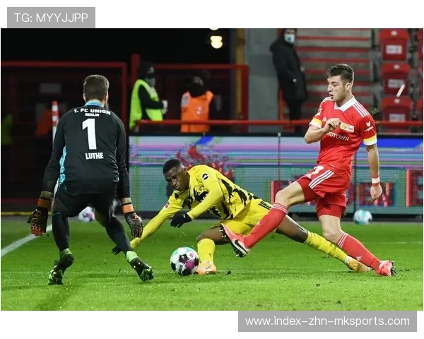 西汉姆前场高压断球后连续射门，最终攻破对方大门